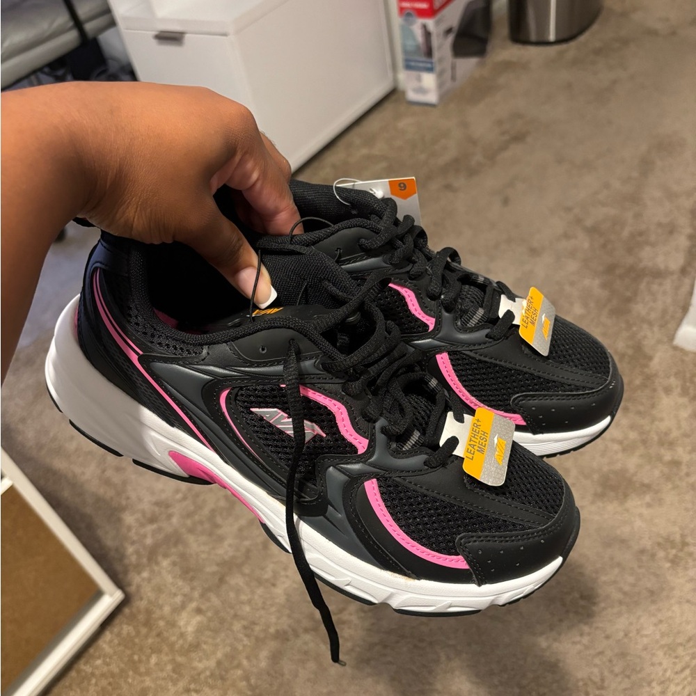 NEW Avia 5000 Pink & Black Size 9!